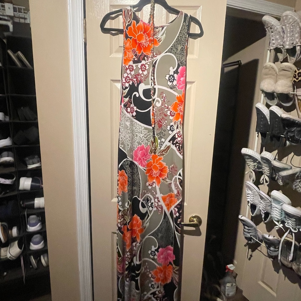 Multi print, maxi dress. Very comfortable can be worn with or without belt.